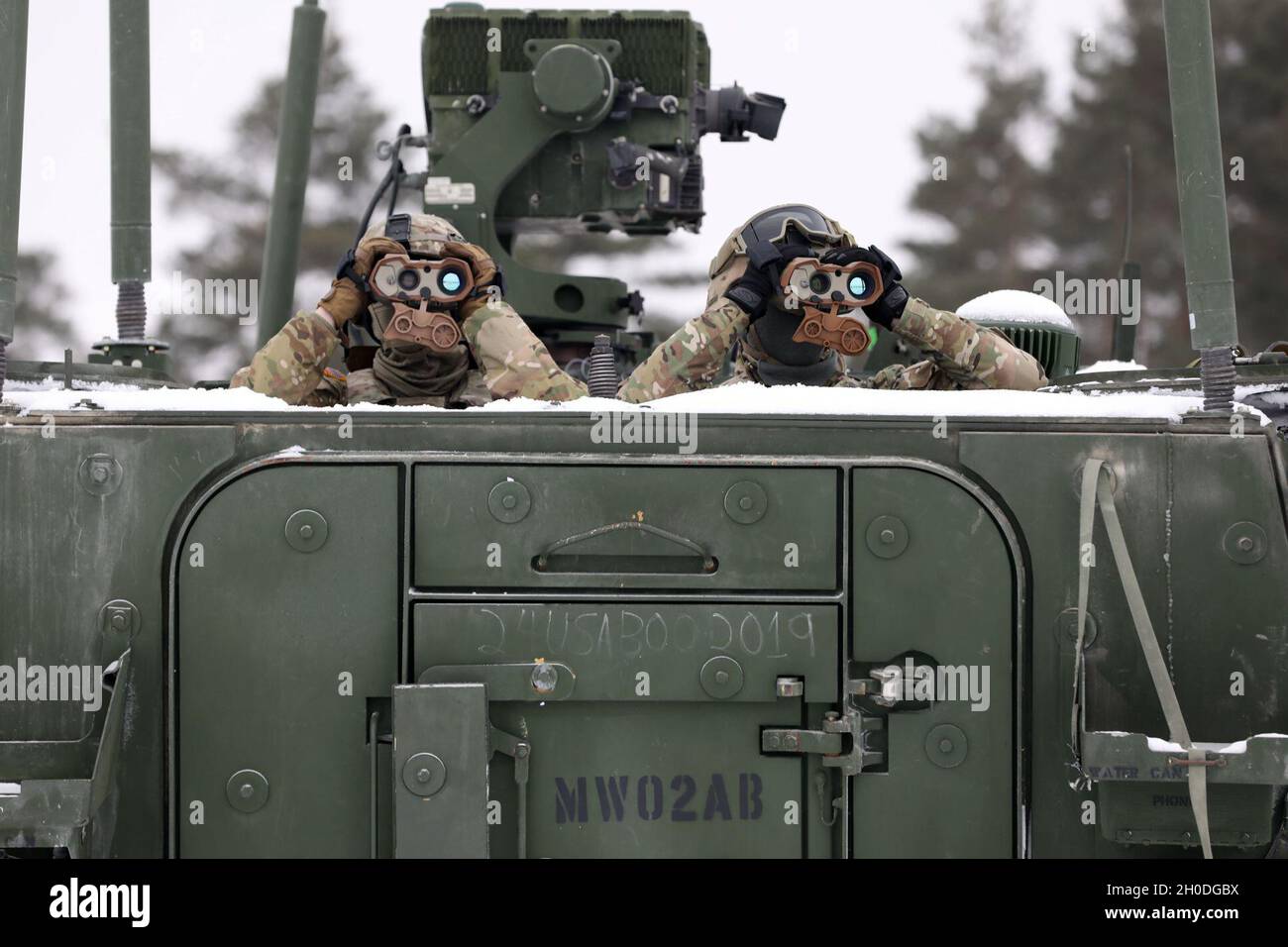 Des soldats du 1er Escadron, 2e Régiment de cavalerie, groupe de combat de présence avancée renforcée Pologne, gardent le contrôle sur les cibles lors d'un tir en direct de combat conjoint du système de défense aérienne Gepard le 2 février 2021 à la zone d'entraînement de Bemowo Piskie, en Pologne. Banque D'Images