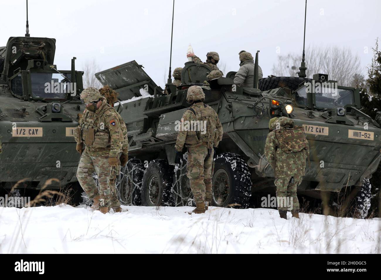 Les mortiers de l'armée américaine du 1er Escadron, 2e Régiment de cavalerie, présence avancée renforcée le groupement tactique Pologne est chargé dans la chute lors d'un tir de combat conjoint du système de défense aérienne Gepard le 2 février 2021 à la zone d'entraînement de Bemowo Piskie, en Pologne. Banque D'Images