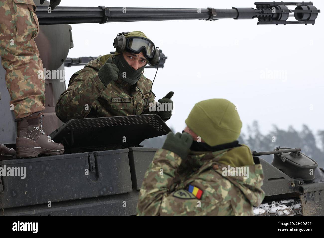 Le pilote d'une armée roumaine Transylvanian Gepard donne un signal de 'pouce vers le haut' après une présence avancée renforcée du groupe de combat Pologne exercice de feu en direct 2 février 2021, à la zone d'entraînement de Bemowo Piskie, Pologne. Banque D'Images
