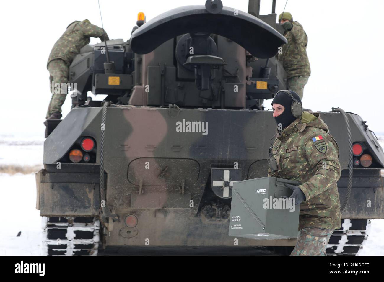 Armée roumaine l'équipage Transylvanian Gepard se prépare à une présence avancée renforcée du groupement tactique Pologne exercice de feu direct conjoint le 2 février 2021, dans la zone d'entraînement de Bemowo Piskie, en Pologne. Banque D'Images
