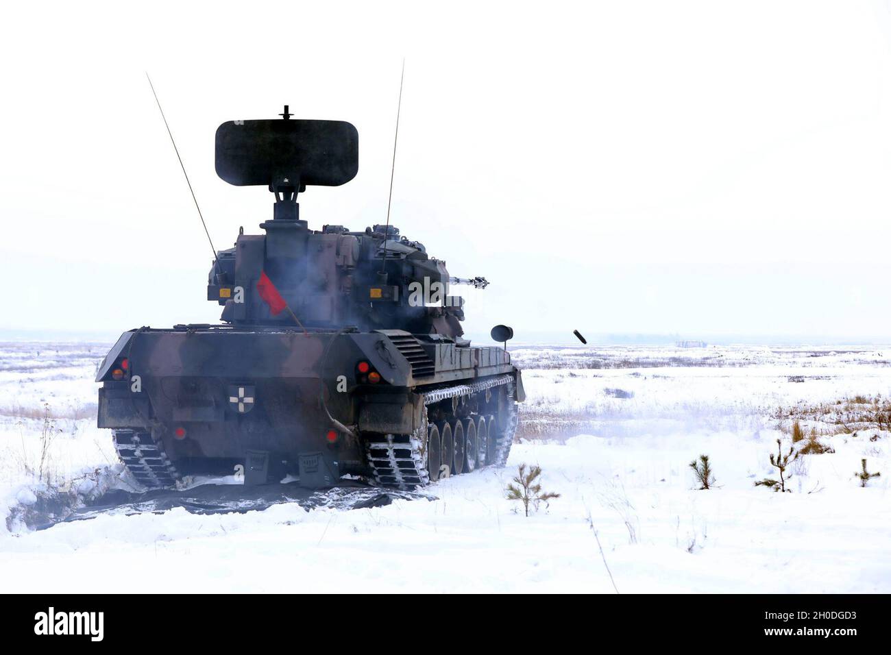 Le tubage tombe d'une armée roumaine Transylvanian Gepard après qu'il a décharge son tour lors d'une présence avancée renforcée du groupe de combat Pologne exercice de feu en direct 2 février 2021, dans la zone d'entraînement de Bemowo Piskie, Pologne. Banque D'Images
