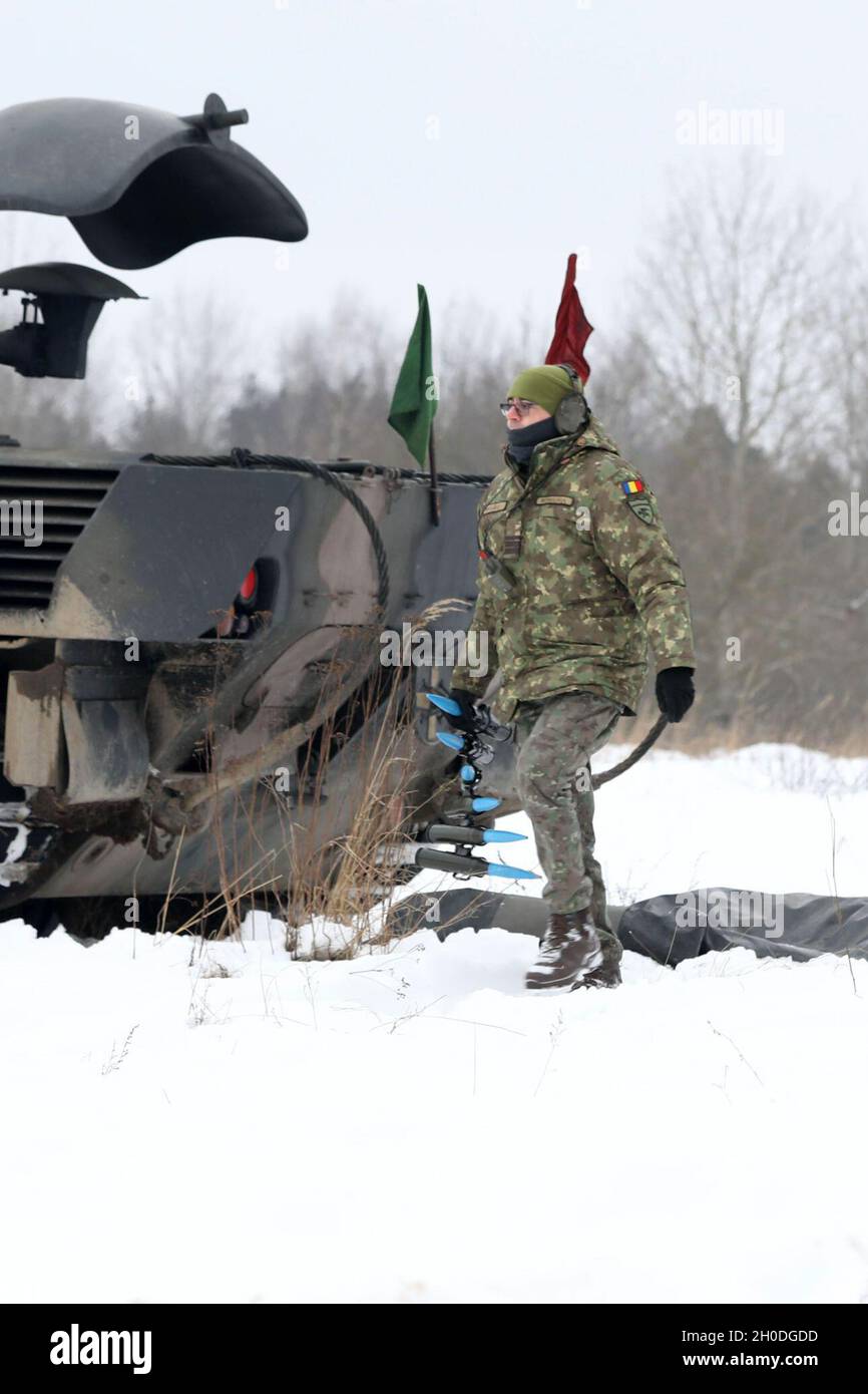 Un membre de l'équipage Transylvanian Gepard de l'armée roumaine transporte des munitions dans un véhicule au cours d'un exercice de tir en direct du groupe de combat de la Pologne en présence avancée le 2 février 2021, dans la zone d'entraînement de Bemowo Piskie, en Pologne. Banque D'Images