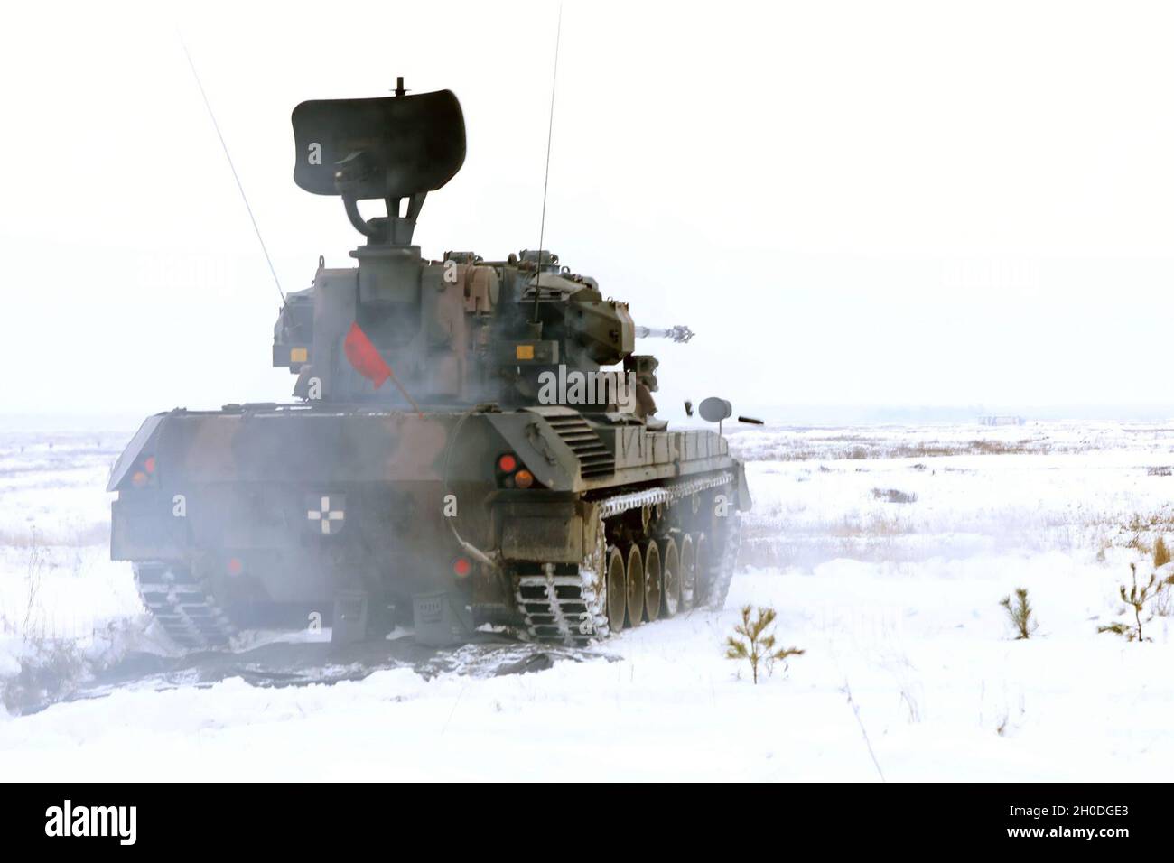 Le tubage tombe d'une armée roumaine Transylvanian Gepard après qu'il a décharge son tour lors d'une présence avancée renforcée du groupe de combat Pologne exercice de feu en direct 2 février 2021, dans la zone d'entraînement de Bemowo Piskie, Pologne. Banque D'Images