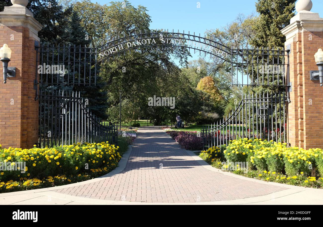 FARGO, DAKOTA DU NORD - 4 octobre 2021 : entrée de l'université d'État du Dakota du Nord, de l'arche et de la colonne à University Drive et de la 12e Avenue. Banque D'Images