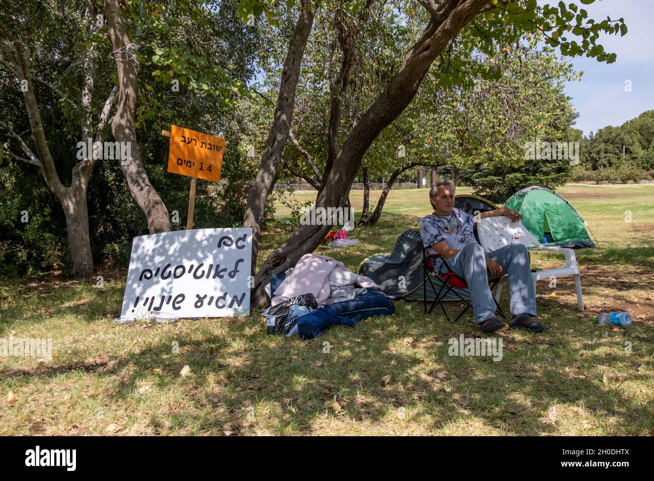 Eldad Oriel est assis dans une tente de protestation alors qu'il poursuit la grève de la faim pour exprimer sa frustration les récentes coupures au programme d'autisme devant le Parlement israélien, Knesset, le 12 octobre 2021 à Jérusalem, Israël. Banque D'Images