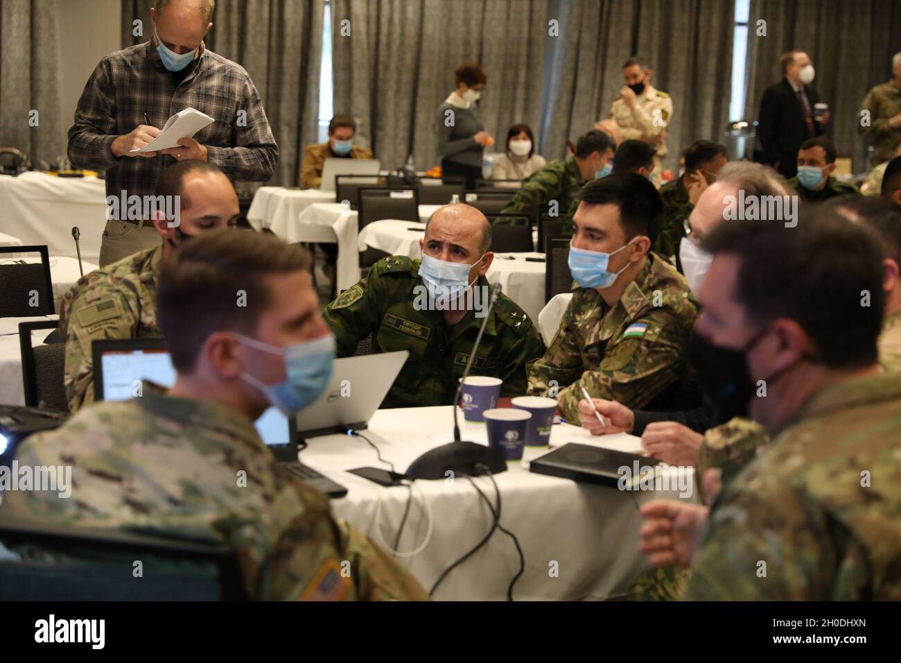 Des soldats des États-Unis, de l'Ouzbékistan et du Tadjikistan travaillent ensemble pour planifier l'exercice multilatéral DE COOPÉRATION RÉGIONALE 21 à Helena, Montana, le 3 février 2021.Douze représentants de pays d'Asie centrale se sont rendus au Montana pour cette conférence de planification initiale. Banque D'Images