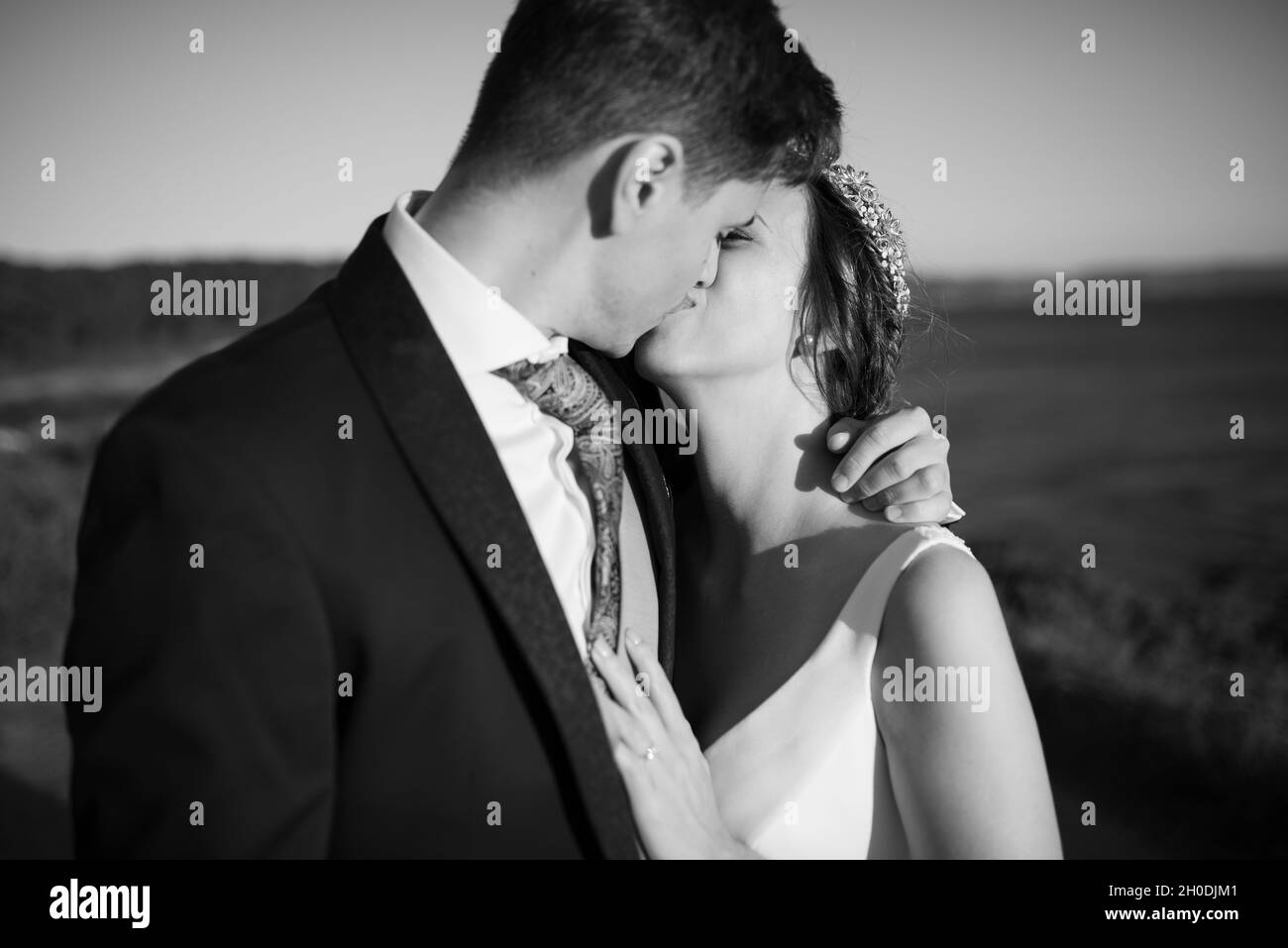 Un couple vient de s'embrasser en noir et blanc Banque D'Images