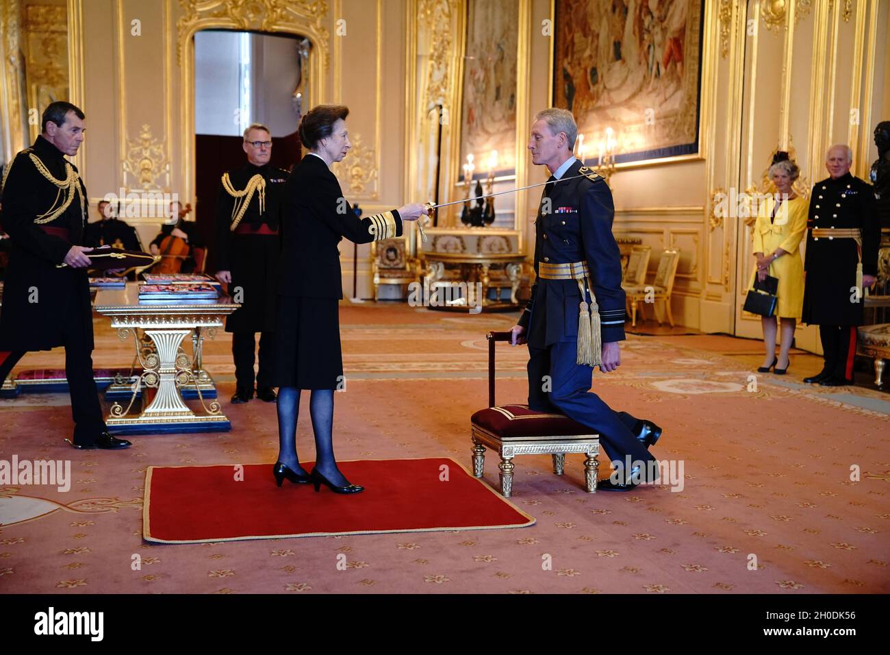 Le maréchal de l'air Sir Julian Young, de la Royal Air Force, est nommé Chevalier commandant de l'Empire britannique par la princesse Royal au château de Windsor.Date de la photo: Mardi 12 octobre 2021. Banque D'Images