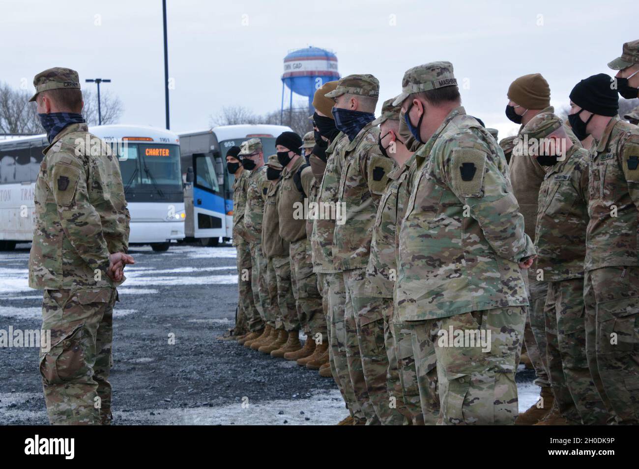 Des soldats et des aviateurs de la Pennsylvania National Guard’s Task Force Panther, un groupe de travail multiservice de 450 membres établi pour aider les forces de l’ordre fédérales à Washington, D.C., sont en formation avant de quitter fort Indiantown Gap, Pennsylvanie, le 3 février. Banque D'Images