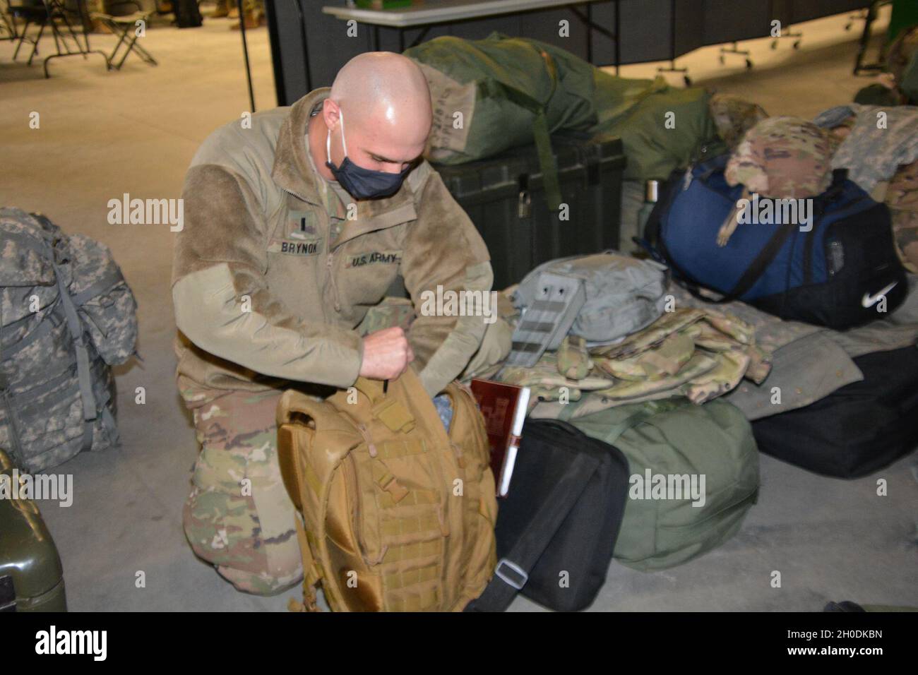 Le premier lieutenant Stephen Brynok de l'armée vérifie son équipement à fort Indiantown Gap, en Pennsylvanie, le 3 février.Byrnok, affecté au 876e Bataillon des ingénieurs de la brigade, 2e équipe de combat de la brigade d'infanterie, Garde nationale de Pennsylvanie, fait partie de la Force opérationnelle Panther, une force opérationnelle multiservice de 450 membres établie pour aider les organismes fédéraux d'application de la loi à Washington, D.C. Banque D'Images