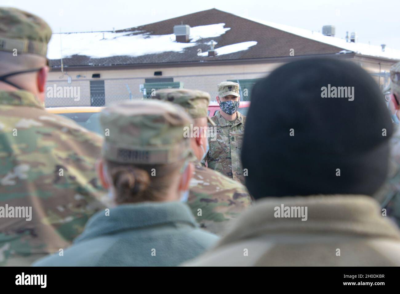 Armée 1er Sgt.Nicolas Costill informe les soldats et les aviateurs de la Force opérationnelle Panther de la Garde nationale de Pennsylvanie, un groupe de travail multiservice de 450 membres établi pour aider les organismes fédéraux d’application de la loi à Washington, D.C., le groupe de travail a quitté fort Indiantown Gap le 3 février. Banque D'Images