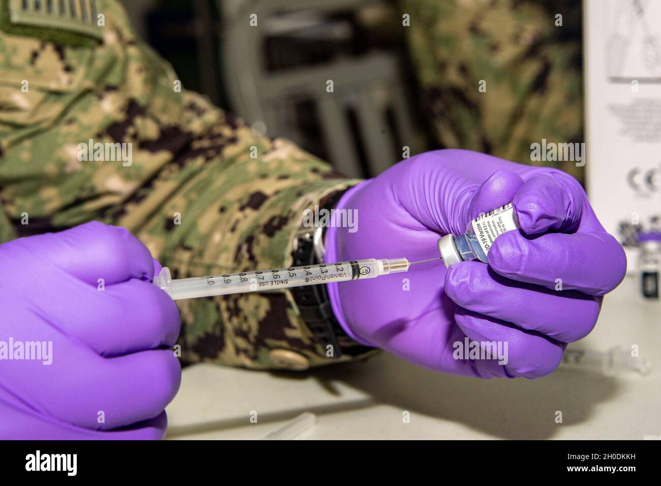 SAN DIEGO (fév3, 2021) Hospital Corpsman 3e classe Brandon Smith, de Greenville, S.C., prépare des seringues du vaccin Pfizer COVID-19 à bord du navire d'assaut amphibie de classe Wasp USS Essex (LHD 2) .C'était la première fois que le personnel recevait des vaccins à bord d'un navire de guerre de la flotte du Pacifique.Essex est domicilié à San Diego. Banque D'Images