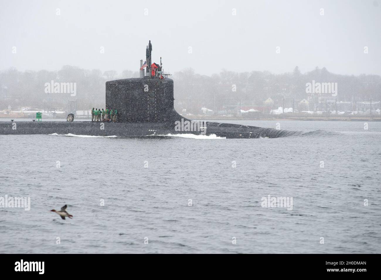 L'USS Vermont (SSN 792) se rend sur la Tamise et passe devant la ville de New London lorsqu'elle rentre chez elle après avoir effectué des opérations de routine à la base sous-marine de New London le mercredi 3 février 2021, tandis qu'une courte couche de neige passe à travers la région de Groton New London.Le dix-neuvième et dernier sous-marin de classe Virginia, elle est le troisième navire de la marine américaine à être nommé pour l'État de Green Mountain. Banque D'Images