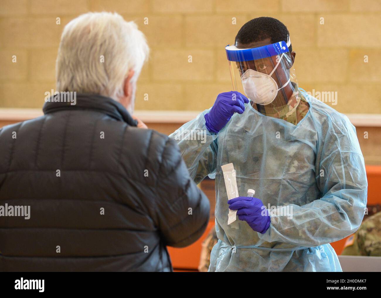 SPC.Nzuegang Youmbi, spécialiste de l'approvisionnement en pétrole de la 729e Quartermaster Company, garde nationale du Maryland, fournit des instructions aux civils sur la façon d'administrer l'auto-test COVID-19 le 3 février 2021, sur un site d'essai COVID-19 situé au Wheaton Recreation Centre, Wheaton,M. le MDNG a été activé pour soutenir la réponse du Maryland COVID-19 en fournissant un soutien direct aux services de santé du comté pour aider à accélérer les efforts de vaccination et de test du COVID-19. Banque D'Images