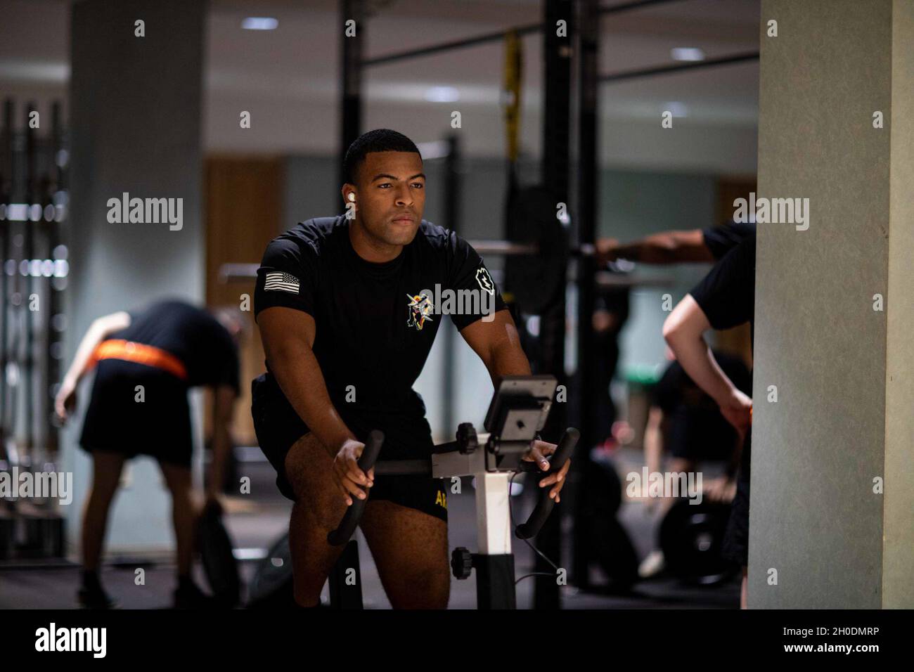Le 1er lieutenant Savonte Burns de la 3e Brigade de combat d'infanterie, 25e Division d'infanterie, se concentre sur son entraînement dans le nouveau Bronco Brigade Gym à F-Quad, Schofield Barracks, Hawaii, le 3 février 2021 afin de maintenir la forme physique et la préparation. Banque D'Images Le 1er lieutenant Savonte Burns de la 3e Brigade de combat d'infanterie, 25e Division d'infanterie, se concentre sur son entraînement dans le nouveau Bronco Brigade Gym à F-Quad, Schofield Barracks, Hawaii, le 3 février 2021 afin de maintenir la forme physique et la préparation. Banque D'Images