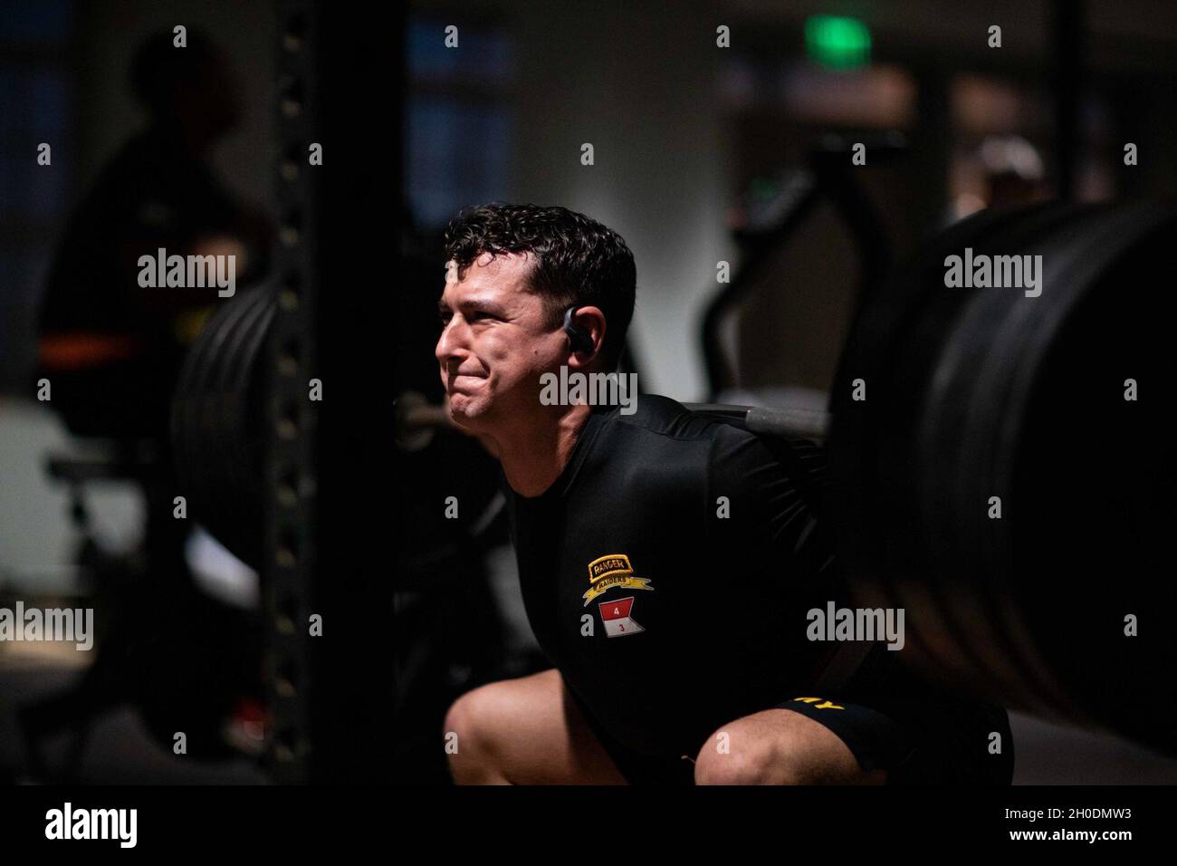 Soldat de la 3e Brigade de combat de la brigade d'infanterie, la 25e Division d'infanterie dirige un squat pendant son entraînement dans le tout nouveau gymnase de la Brigade Bronco au F-Quad, caserne Schofield, Hawaii, le 3 février 2021 afin de maintenir la forme physique et la préparation. Banque D'Images Soldat de la 3e Brigade de combat de la brigade d'infanterie, la 25e Division d'infanterie dirige un squat pendant son entraînement dans le tout nouveau gymnase de la Brigade Bronco au F-Quad, caserne Schofield, Hawaii, le 3 février 2021 afin de maintenir la forme physique et la préparation. Banque D'Images