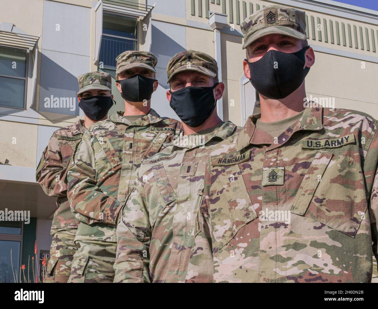 Armée des États-Unis 1er Sgt.Will Hangman, Premier Sgt., Force opérationnelle interarmées combinée – Corne de l'Afrique (CJTF-HOA), 1er lieutenant de l'armée américaine Andrew Hanson, J44 Officier des opérations actuelles, CJTF-HOA, 1er Lt de l'armée américaine Kasey Lanning, aide de camp du commandant général, CJTF-HOA, et SPC de l'armée américaine.Taylor Hangman-Scott, CJ-4 Officier non commissionné de l'administrateur de la logistique, CJTF-HOA, se trouve à l'extérieur du bâtiment du siège social, le 3 février 2021, au Camp Lemonnier, à Djibouti.Ce sont quatre des près de 200 soldats qui se sont déployés au Camp Lemonnier, à Djibouti, dans le cadre de la 196e Brigade d'amélioration de la manœuvre avec le Dak Sud Banque D'Images