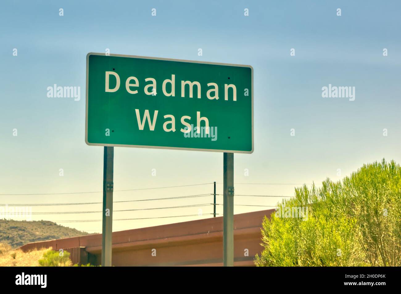Signalisation routière indiquant Deadman Wash, une crique sèche qui s'étend entre les villes de New River et Peoria Arizona. Banque D'Images