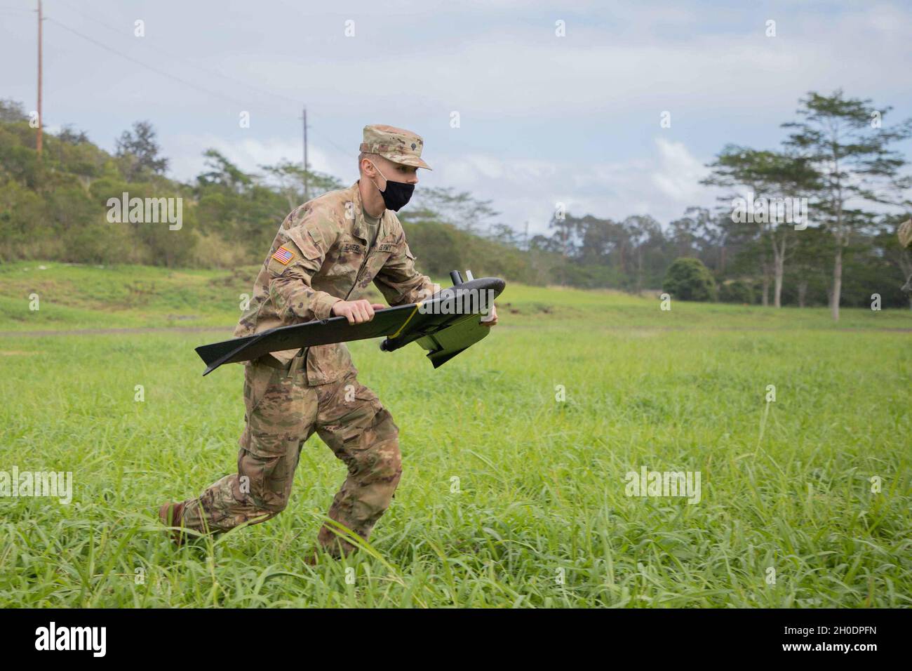 SPC.Raymond Weaver, ingénieur géospatial affecté à la 3e équipe de combat de la Brigade d'infanterie, la 25e division d'infanterie lance le SsenseFly eBee X Drone à la caserne Schofield, à Hawaï, le 4 février 2021.Le SsenseFly eBee X Drone fournit un modèle spatialement précis de l'espace de bataille fournissant des renseignements précieux aux commandants les aidant dans le processus de prise de décision. Banque D'Images SPC.Raymond Weaver, ingénieur géospatial affecté à la 3e équipe de combat de la Brigade d'infanterie, la 25e division d'infanterie lance le SsenseFly eBee X Drone à la caserne Schofield, à Hawaï, le 4 février 2021.Le SsenseFly eBee X Drone fournit un modèle spatialement précis de l'espace de bataille fournissant des renseignements précieux aux commandants les aidant dans le processus de prise de décision. Banque D'Images