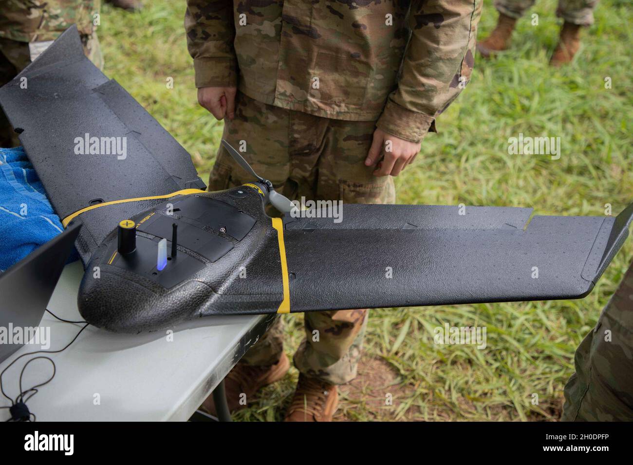 Les ingénieurs géospatiaux affectés à l'équipe de combat de la 2e Brigade d'infanterie et à l'équipe de combat de la 3e Brigade d'infanterie, 25e Division d'infanterie, reçoivent des instructions sur la façon de lancer, de voler et de récupérer la sentinelle Fly eBee X Drone lors d'une nouvelle occasion d'entraînement et de tir d'équipement à la caserne Schofield, à Hawaï, le 4 février 2021.Le SsenseFly eBee X Drone fournit un modèle spatialement précis de l'espace de bataille fournissant des renseignements précieux aux commandants les aidant dans le processus de prise de décision. Banque D'Images Les ingénieurs géospatiaux affectés à l'équipe de combat de la 2e Brigade d'infanterie et à l'équipe de combat de la 3e Brigade d'infanterie, 25e Division d'infanterie, reçoivent des instructions sur la façon de lancer, de voler et de récupérer la sentinelle Fly eBee X Drone lors d'une nouvelle occasion d'entraînement et de tir d'équipement à la caserne Schofield, à Hawaï, le 4 février 2021.Le SsenseFly eBee X Drone fournit un modèle spatialement précis de l'espace de bataille fournissant des renseignements précieux aux commandants les aidant dans le processus de prise de décision. Banque D'Images