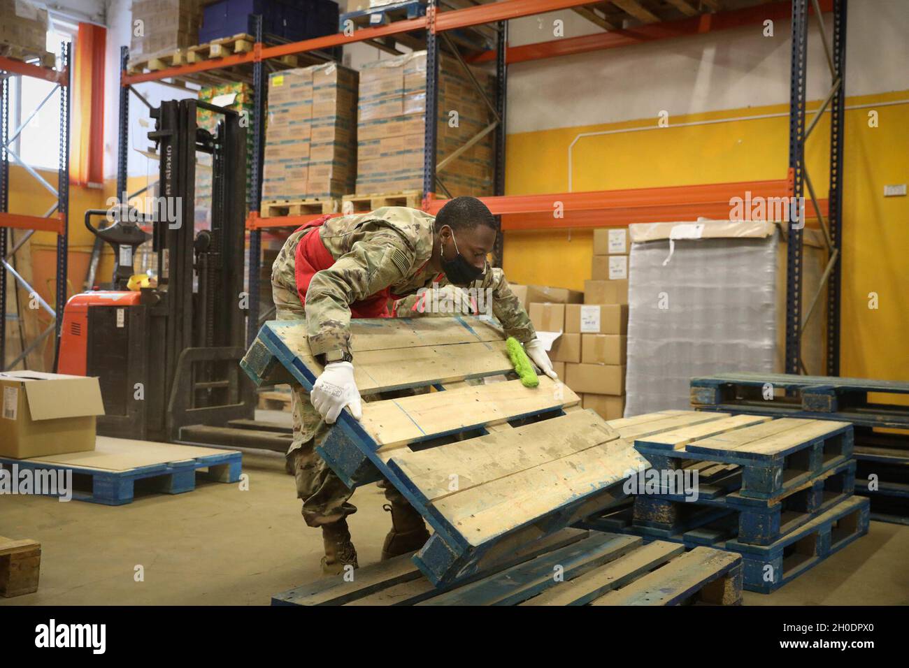 SPC.Bobbie Williams, quartier général, Compagnie de quartier général, 2e Bataillon, 8e Régiment de cavalerie,Déplace une palette en bois après l'avoir nettoyée le 4 février 2021.Williams a fait du bénévolat à la Maistobankas (banque alimentaire) à Vilnius, en Lituanie.En plus d'aider à nettoyer l'entrepôt, il a également aidé à emballer 100 colis de nourriture qui seront distribués aux résidents à domicile. Banque D'Images