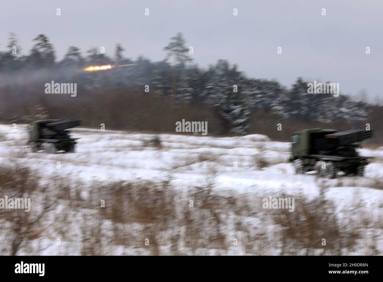 Les troupes de l'armée croate du 17e contingent, batterie Volcano, présence avancée renforcée le groupement tactique de Pologne a démontré leur expertise avec des roquettes d'artillerie lors d'un incendie en direct le 4 février 2021, dans la zone d'entraînement de Bemowo Piskie, en Pologne. Banque D'Images