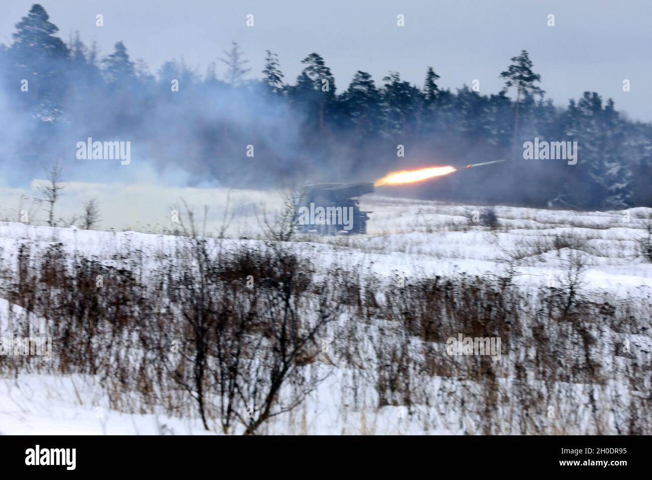 Les troupes de l'armée croate du 17e contingent, batterie Volcano, présence avancée renforcée le groupement tactique de Pologne a démontré leur expertise avec des roquettes d'artillerie lors d'un incendie en direct le 4 février 2021, dans la zone d'entraînement de Bemowo Piskie, en Pologne. Banque D'Images
