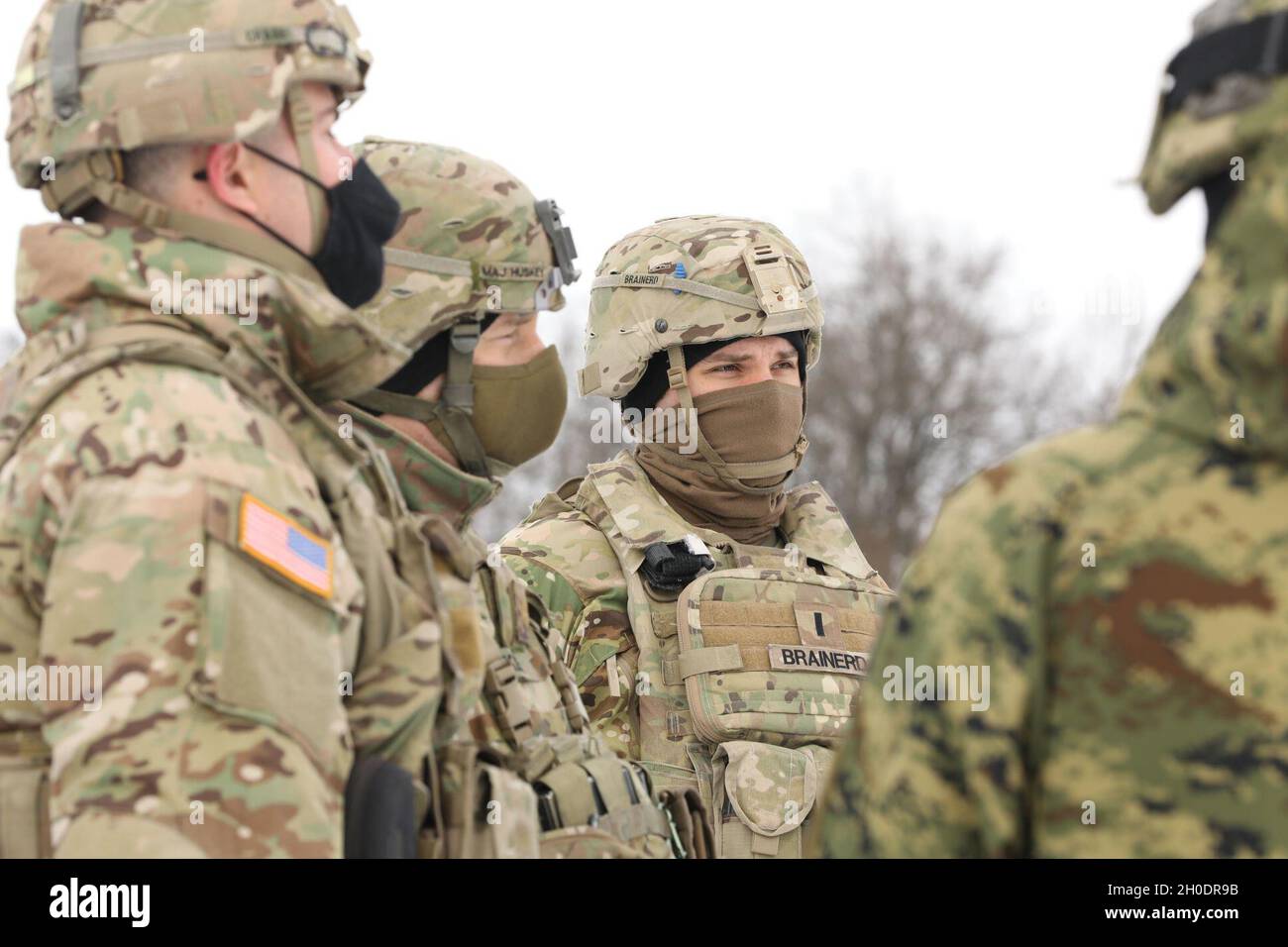 Des soldats de l'armée américaine du 1er Escadron, 2e Régiment de cavalerie, groupe de combat de présence avancée renforcée-Pologne, participent à un tir d'artillerie de l'armée croate le 4 février 2021, dans la zone d'entraînement de Bemowo Piskie, en Pologne. Banque D'Images