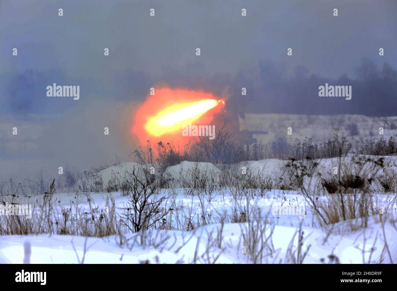 Les troupes de l'armée croate du 17e contingent, batterie Volcano, présence avancée renforcée Groupe de combat Pologne démontrent leur expertise avec des roquettes d'artillerie lors d'un incendie en direct le 4 février 2021, dans la zone d'entraînement de Bemowo Piskie, en Pologne. Banque D'Images