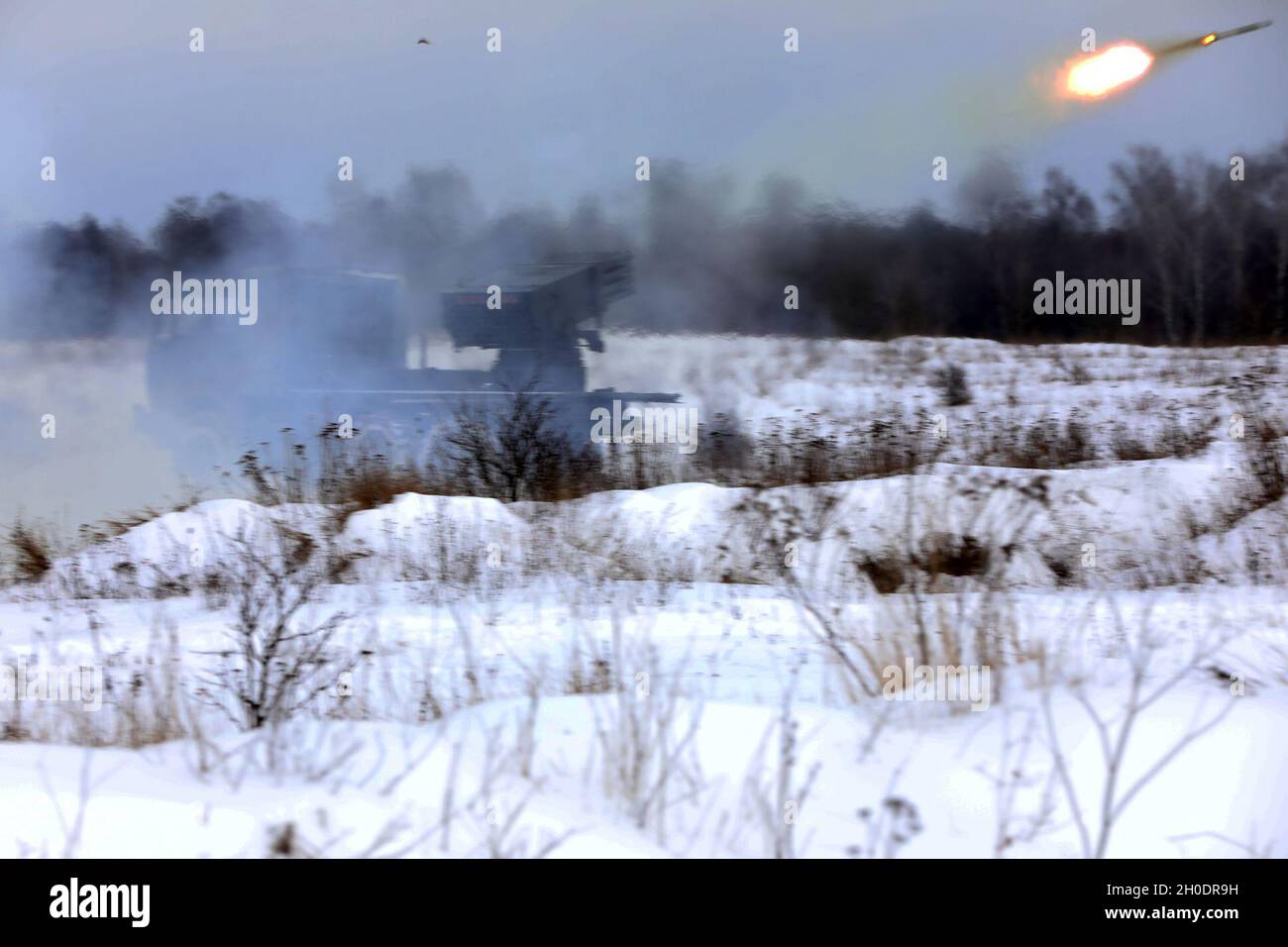 Les troupes de l'armée croate du 17e contingent, batterie Volcano, présence avancée renforcée Groupe de combat Pologne démontrent leur expertise avec des roquettes d'artillerie lors d'un incendie en direct le 4 février 2021, dans la zone d'entraînement de Bemowo Piskie, en Pologne. Banque D'Images