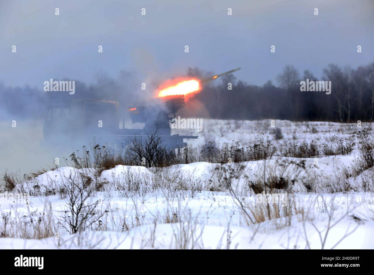 Les troupes de l'armée croate du 17e contingent, batterie Volcano, présence avancée renforcée le groupement tactique de Pologne a démontré leur expertise avec des roquettes d'artillerie lors d'un incendie en direct le 4 février 2021, dans la zone d'entraînement de Bemowo Piskie, en Pologne. Banque D'Images