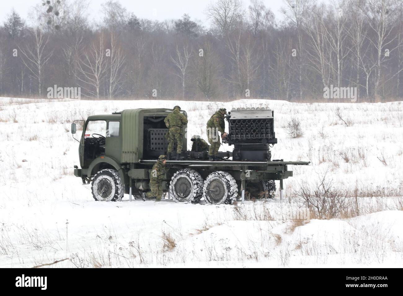 Les troupes de l'armée croate du 17e contingent, batterie Volcano, présence avancée renforcée le groupe de combat Pologne prépare des roquettes d'artillerie pour le tir lors d'un tir en direct le 4 février 2021, dans la zone d'entraînement de Bemowo Piskie, en Pologne. Banque D'Images