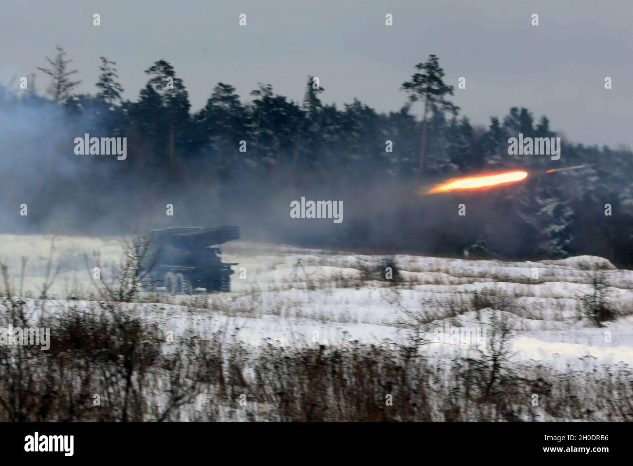 Les troupes de l'armée croate du 17e contingent, batterie Volcano, présence avancée renforcée le groupement tactique de Pologne a démontré leur expertise avec des roquettes d'artillerie lors d'un incendie en direct le 4 février 2021, dans la zone d'entraînement de Bemowo Piskie, en Pologne. Banque D'Images