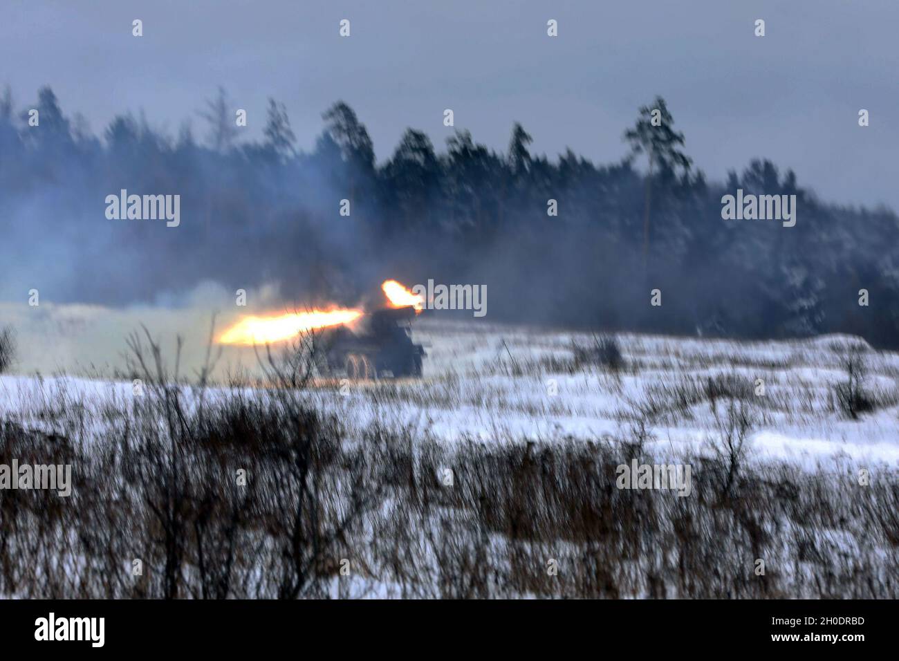 Les troupes de l'armée croate du 17e contingent, batterie Volcano, présence avancée renforcée le groupement tactique de Pologne a démontré leur expertise avec des roquettes d'artillerie lors d'un incendie en direct le 4 février 2021, dans la zone d'entraînement de Bemowo Piskie, en Pologne. Banque D'Images
