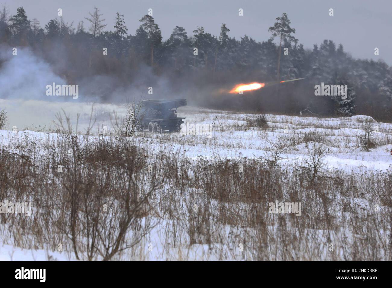 Les troupes de l'armée croate du 17e contingent, batterie Volcano, présence avancée renforcée le groupement tactique de Pologne a démontré leur expertise avec des roquettes d'artillerie lors d'un incendie en direct le 4 février 2021, dans la zone d'entraînement de Bemowo Piskie, en Pologne. Banque D'Images
