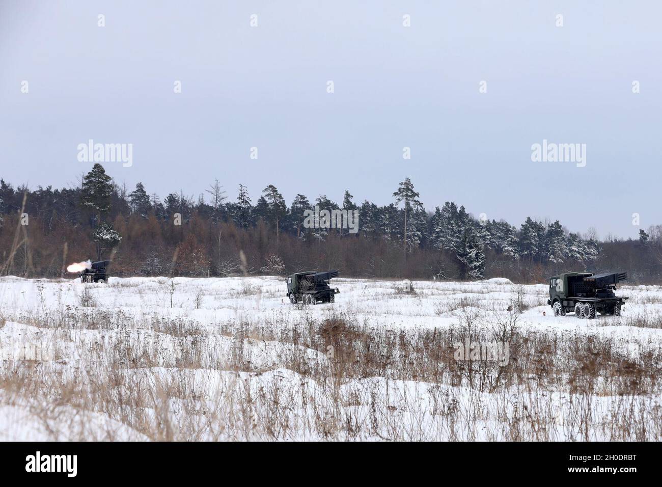 Les troupes de l'armée croate du 17e contingent, batterie Volcano, présence avancée renforcée le groupement tactique de Pologne a démontré leur expertise avec des roquettes d'artillerie lors d'un incendie en direct le 4 février 2021, dans la zone d'entraînement de Bemowo Piskie, en Pologne. Banque D'Images