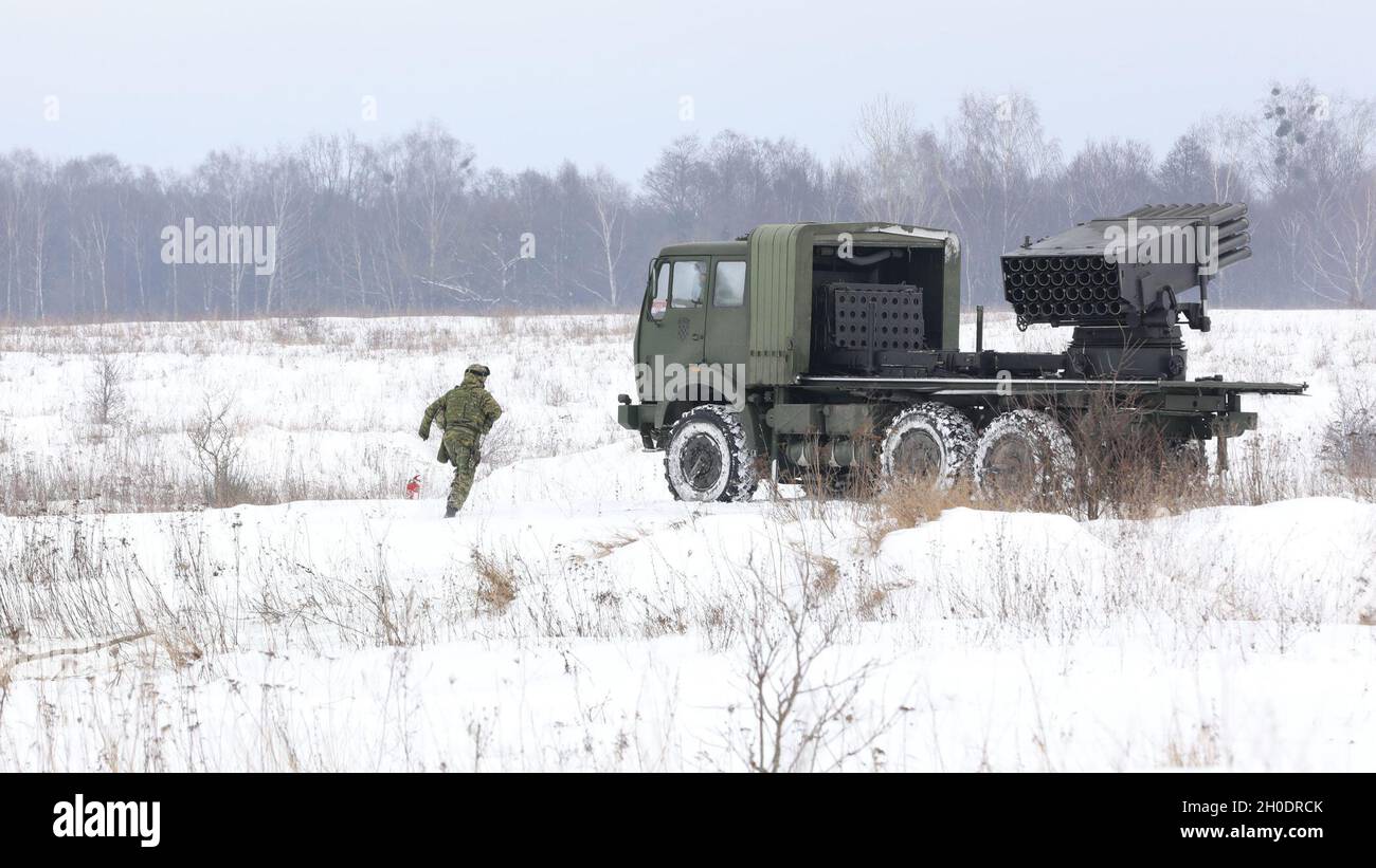 Le soldat de l'armée croate du 17e contingent, batterie Volcano, présence avancée renforcée le groupe de combat Pologne court vers un véhicule lors d'un incendie en direct le 4 février 2021, dans la zone d'entraînement de Bemowo Piskie, Pologne. Banque D'Images