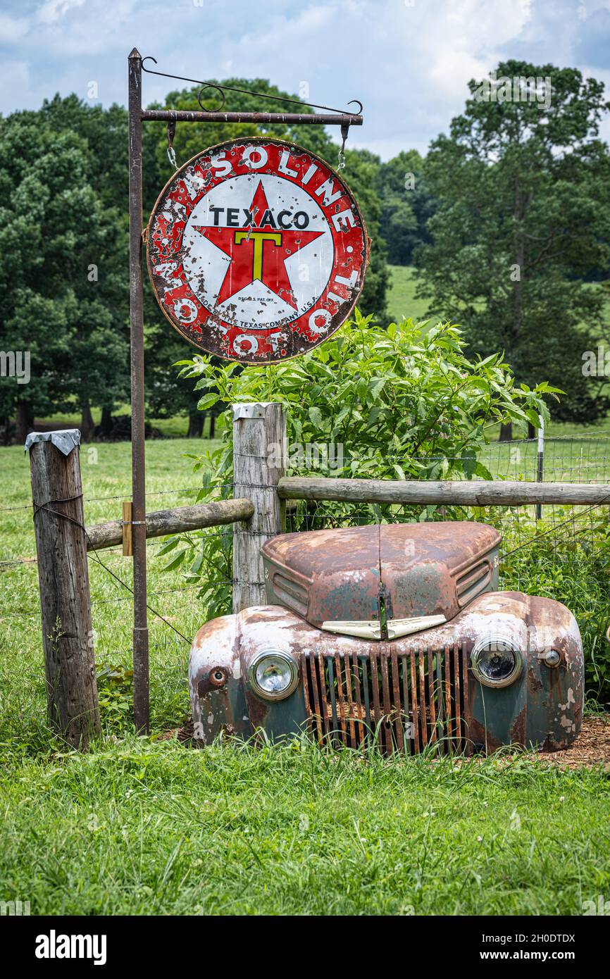 Affiche Texaco essence & Motor Oil d'époque avec l'avant d'un véhicule Ford classique à Crazy Mule Art & antiques à Lula, en Géorgie.(ÉTATS-UNIS) Banque D'Images