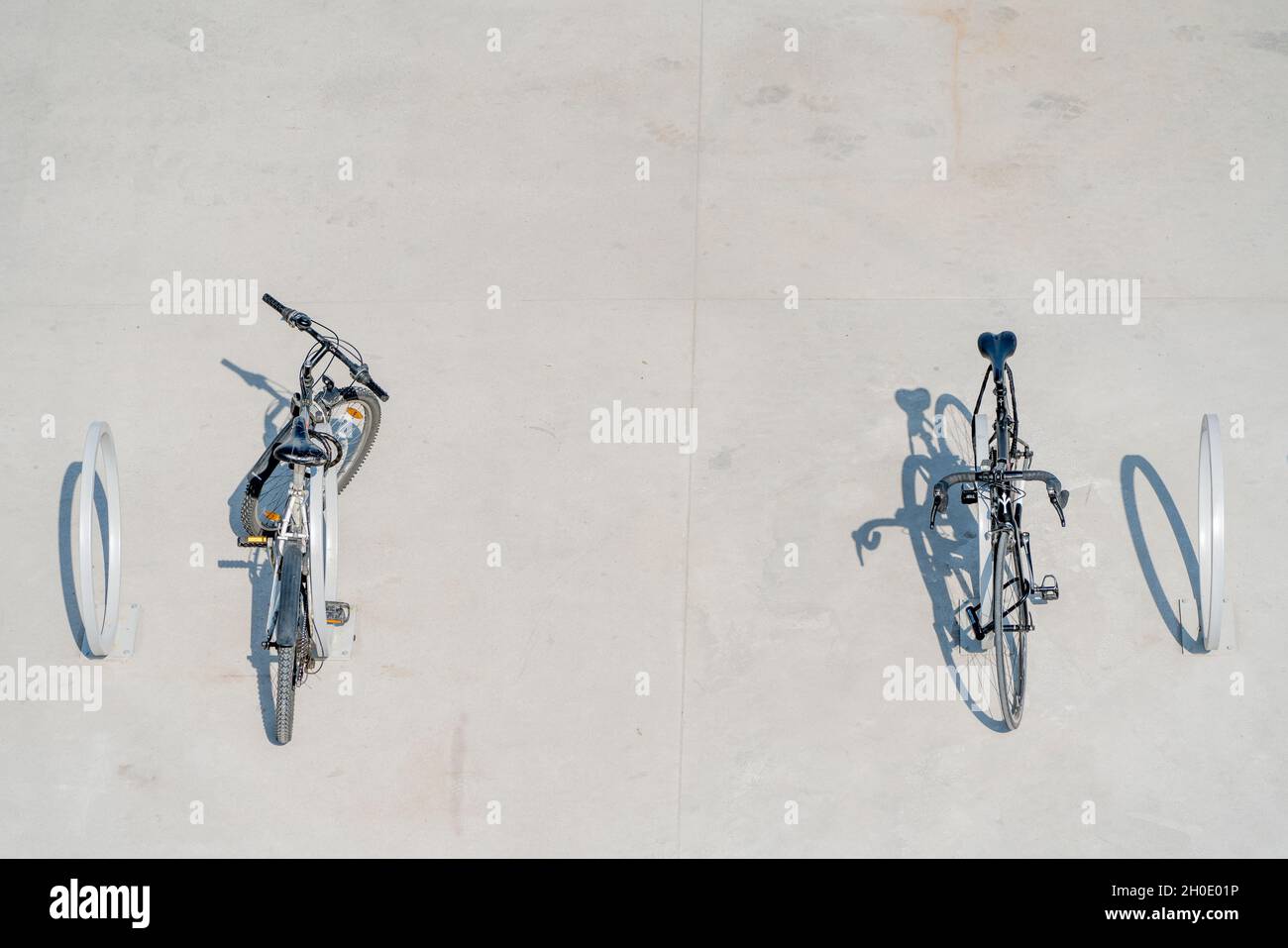 Moscou, Russie.Août 31.2021. Deux bicyclettes sur une rue déserte de la ville. Banque D'Images