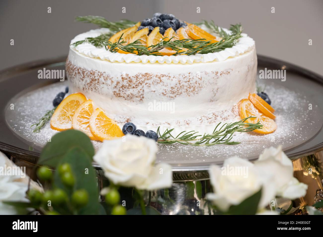 Gâteau avec des tranches d'oranges et des tas de bleuets Banque D'Images