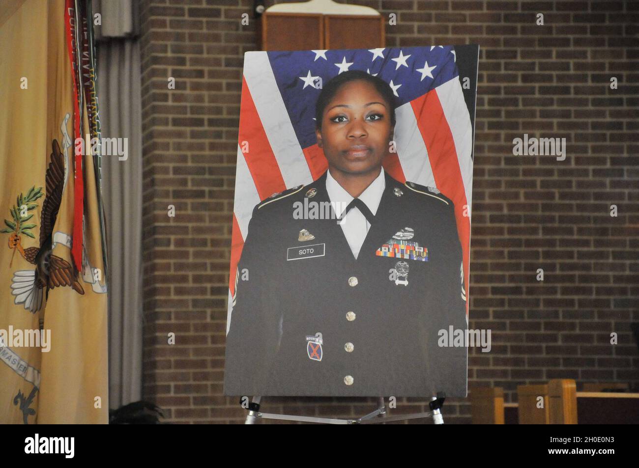 FORT LEE, Virginie (fév9, 2021) -- Un portrait du Sgt.Lisa Maria Soto est assise sur un chevalet près de la chaire lors d'un service commémoratif pour le soldat décédé à la chapelle commémorative du 5 février.Soto, affecté à la Compagnie Alpha, 244e Bataillon de quartier, était un soldat de 20 ans.Elle est décédée de complications de COVID-19. Banque D'Images