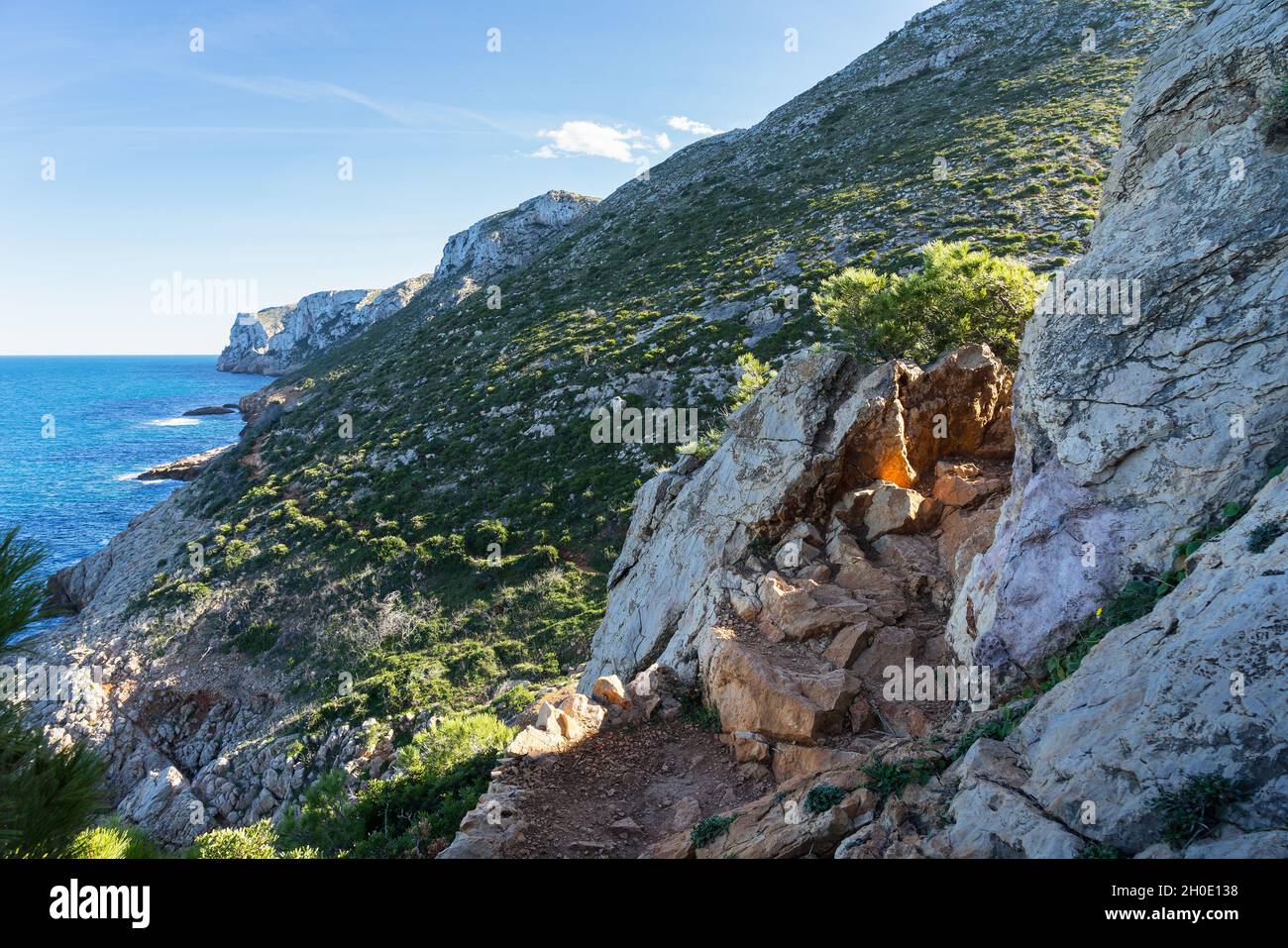 Rochers calcaires et flanc de montagne vert sur la côte méditerranéenne près de Dénia beau voyage et de randonnée arrière-plan Banque D'Images