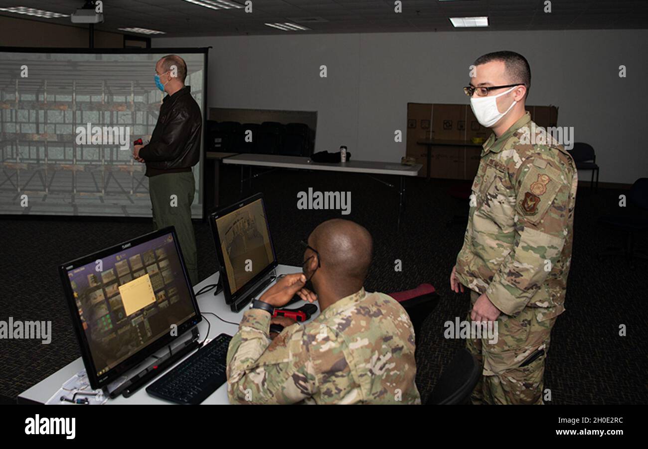 Le Col Robert N Osborn, commandant adjoint de la 916e Escadre de ravitaillement en vol, se positionne lui-même pour le scénario SSTgt Jeremy Brown, membre de la 916SFS sélectionné lors d'un briefing d'immersion de commandement sur l'entraîneur du MILO le 5 février.2021. Le formateur du MILO a été acheté par le Sgt technique.Christopher Fulton, gestionnaire de la formation de l'unité (également représenté ici), par l'entremise du programme des Fonds d'innovation de l'escadron. Banque D'Images