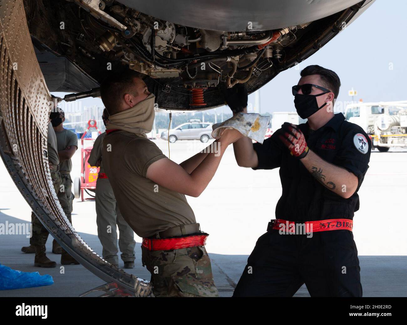 Les chefs d'équipage affectés au 34e Escadron de la bombe expéditionnaire effectuent des opérations de maintenance sur un danseur de la 28e Escadre B-1B de la bombe à l'aéroport international de Kempegowda, Bengaluru (Inde), le 5 février 2021.Le 34e EBS a été déployé à l'appui du salon Aero India 2021.Aero India offre à la U.S. Air Force l'occasion de renforcer les relations de mil à mil avec la Indian Air Force. Banque D'Images