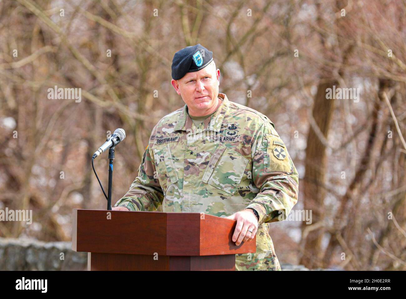 Le huitième Commandant général adjoint de l'Armée de terre - Brig des opérations.Le général Trevor J. Bredenkamp prononce un discours lors de la cérémonie du 70e anniversaire de la bataille de Hill le 180 février 5 à la base aérienne d'Osan.« Je suis humilié et honoré d’avoir l’occasion de dire quelques mots aujourd’hui, c’est la deuxième fois que j’ai le privilège d’assister à cette commémoration », a déclaré Bredenkamp.« la dernière fois où j’ai participé, c’était il y a 23 ans, et le colonel Relassé Lewis Millet, le commandant de la 27e infanterie de la Easy Company « Wolfhounds », qui a dirigé la charge à baïonnette lui ayant valu la Médaille d’honneur du Congrès, était le conférencier invité. »S Banque D'Images