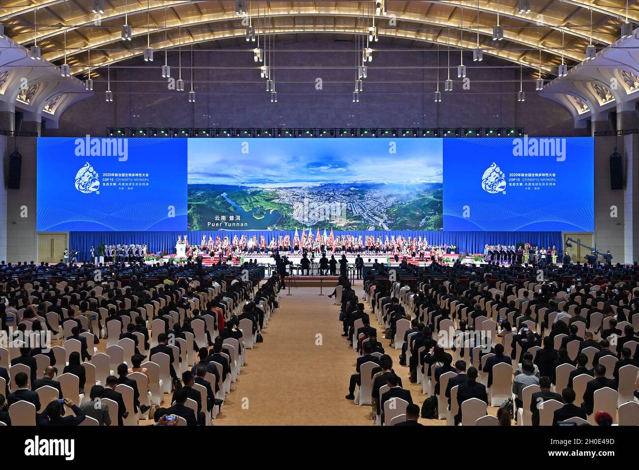 (211012) -- KUNMING, 12 octobre 2021 (Xinhua) -- la photo prise le 11 octobre 2021 montre la cérémonie d'ouverture de la 15e réunion de la Conférence des Parties à la Convention sur la diversité biologique (COP15) à Kunming, dans la province du Yunnan, dans le sud-ouest de la Chine.POUR ALLER AVEC LES TITRES DE XINHUA OCT.12, 2021.(Xinhua/Li Xin) Banque D'Images