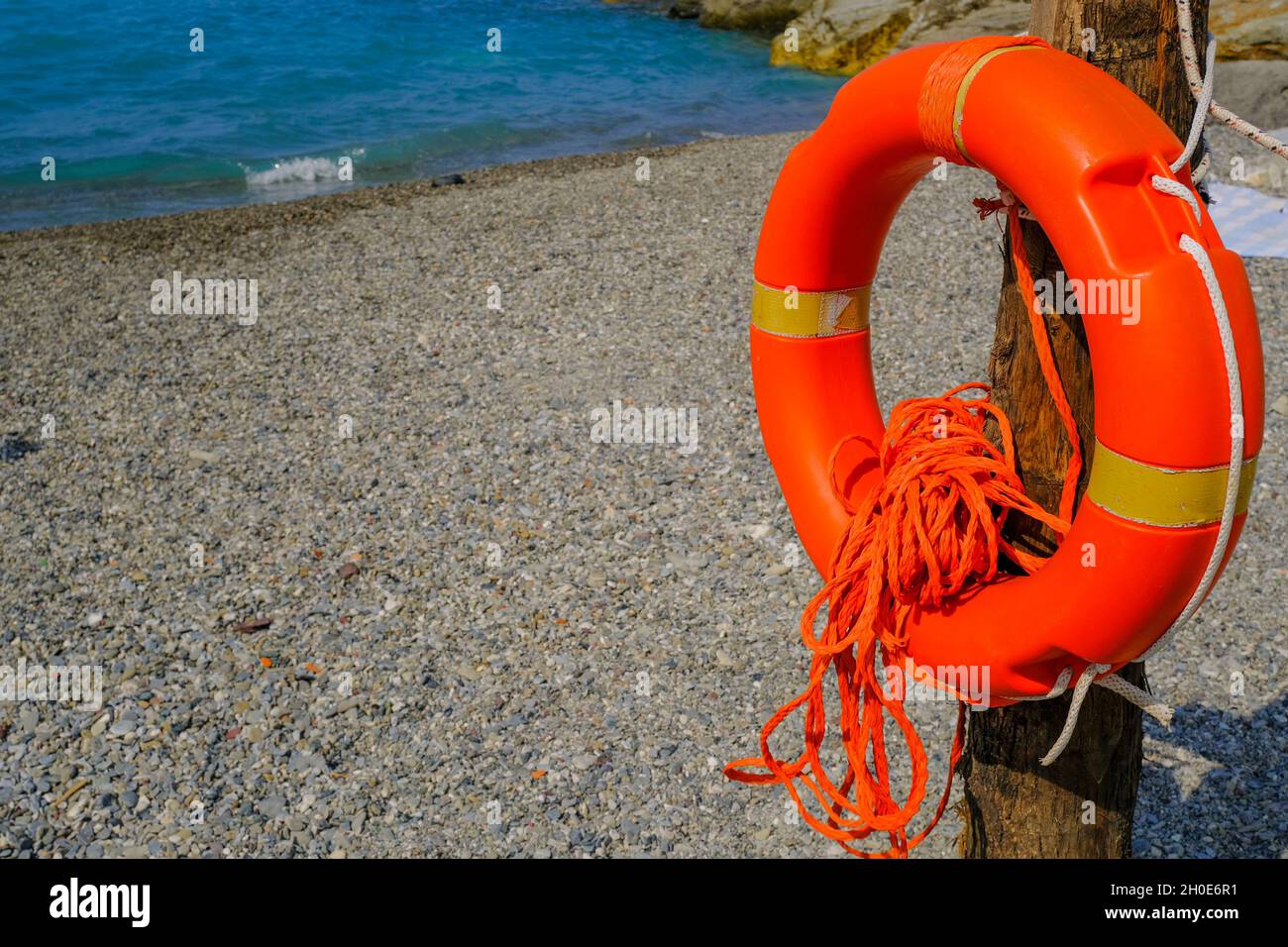 bouée de sauvetage orange en gros plan sur la plage.Concept de vacances d'été.Littoral Banque D'Images