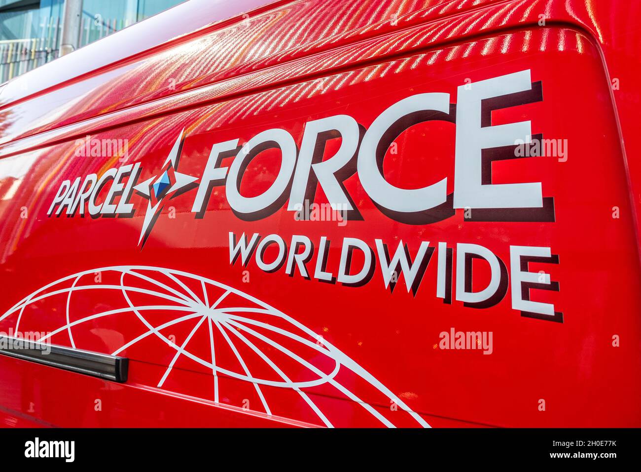 Le logo de la force de colis dans le monde sur le côté d'une camionnette. Banque D'Images