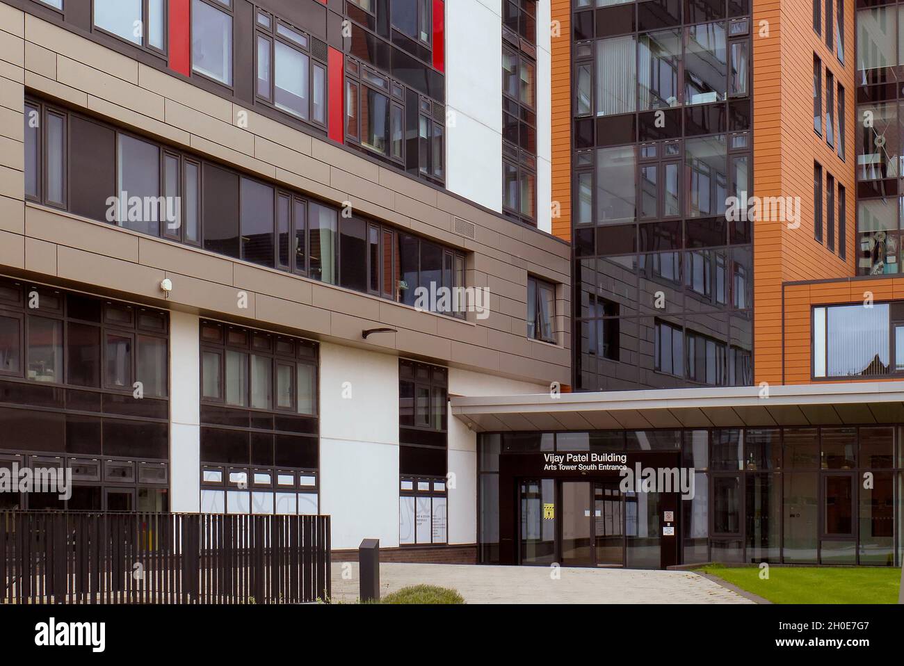 Vue extérieure de l'entrée sud du bâtiment Vijay Patel, Tour des Arts.Université de Montfort, Leicester. Banque D'Images