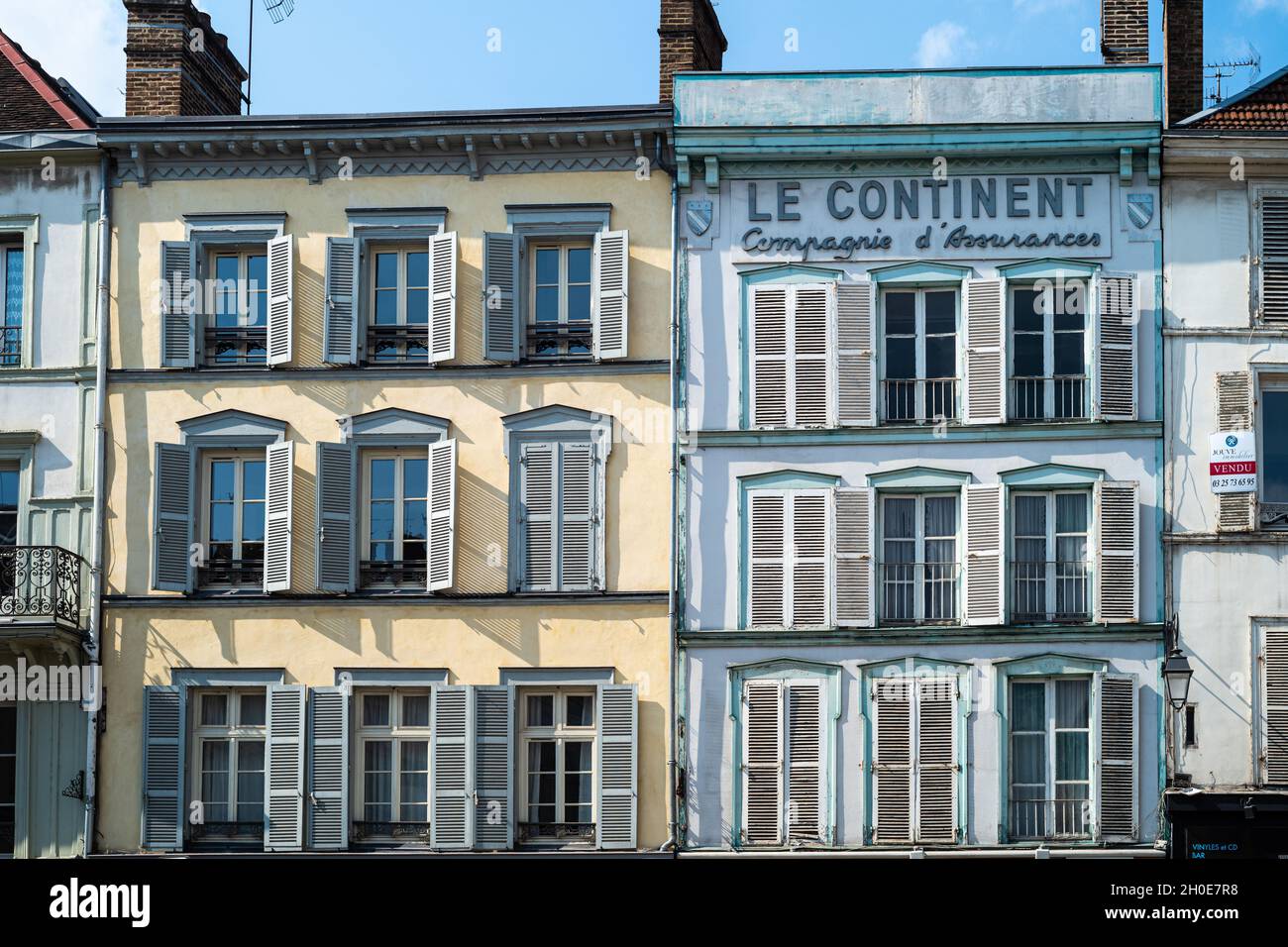 Troyes (nord-est de la France) : façades de bâtiments dans la rue “Juvenal des Urpéchés”, au centre ville sur la droite, signe de l'ancienne assurance comp Banque D'Images